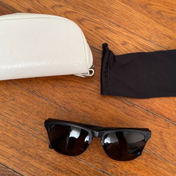 *Updated Listing* - Oakley Frogskins Lite - Black Polarized Sunglasses - Picture 2 of 7